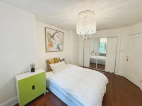 A bright and tidy double-bed room in midtown